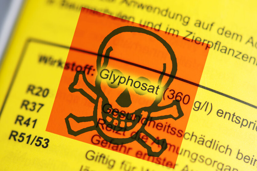Ein Warnhinweis mit Totenkopf vor dem giftigen Wirkstoff Glyphosat