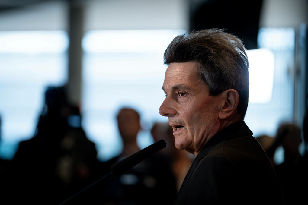Ein Mann spricht zu Vertretern der Presse