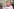Jemand posiert in einem rosa Sweatshirt mit Trump-Maske