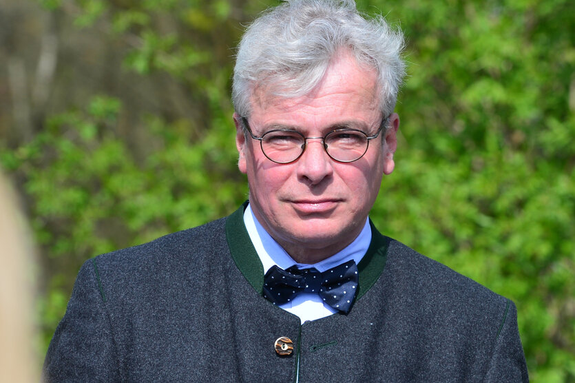 Ein Mann mit Brille schaut in die Kamera