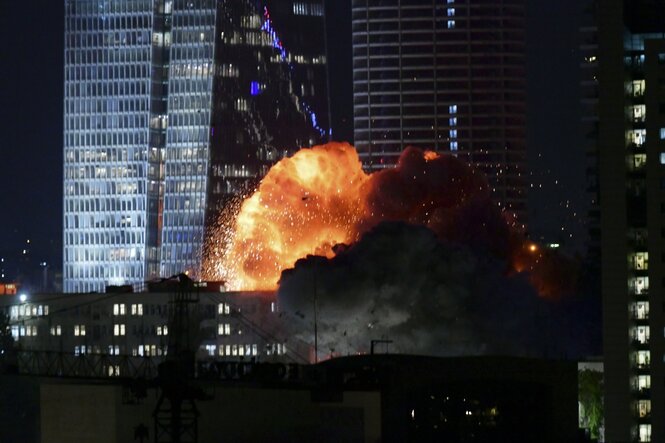 Explosion während eines Raketenangriffs in Tel Aviv, Israel