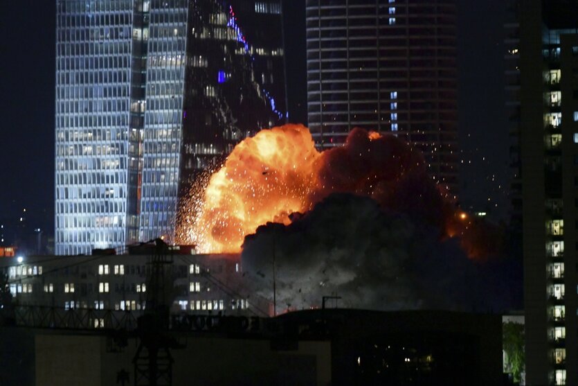 Explosion während eines Raketenangriffs in Tel Aviv, Israel