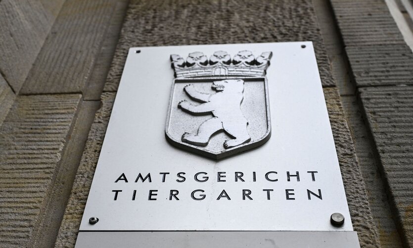 Schild mit der Aufschrift „Amtsgericht Tiergarten“ und dem Berliner Wappen