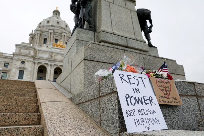 Auf einem selbstgemalten Schild stehen die Worte "Rest in Power Rep. Melissa Hortman"