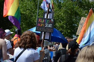 Auf einem Schild beim CSD in Merseburg steht 