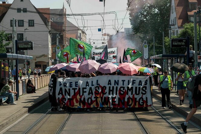 Demonstrant:innen in Jena tragen einen Banner mit der Aufschrift ?Free all Antifas Antifaschismus ist notwendig!?