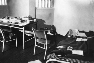 Gefängniszelle von Gudrun Ensslin, in der Bücher, Unterlagen und Notizen verstreut herumliegen