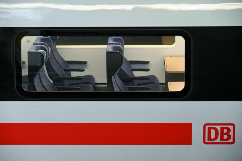 Blick auf leere 2.-Klasse-Sitzplätze in einem ICE