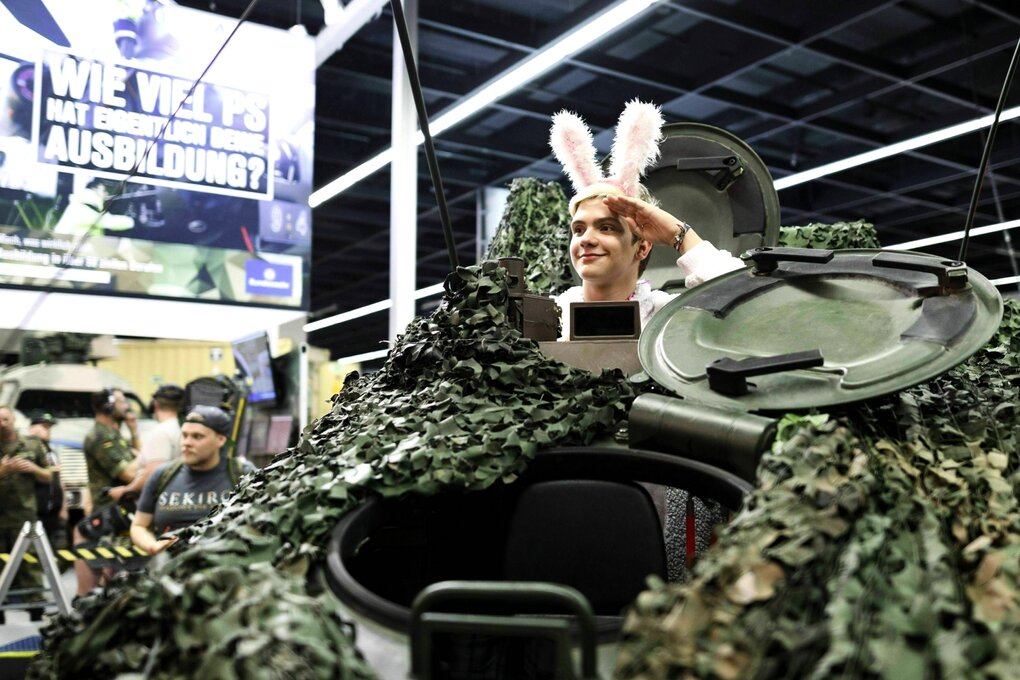 Besucher mit Hasenohren posiert in Bundeswehr-Panzer auf der Gamescom