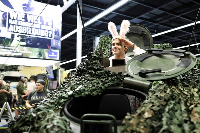 Besucher mit Hasenohren posiert in Bundeswehr-Panzer auf der Gamescom