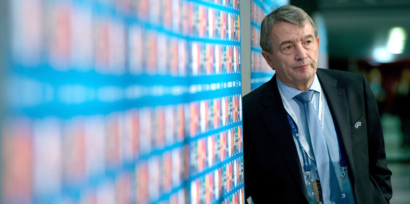 Niersbach lehnt an einer Wand