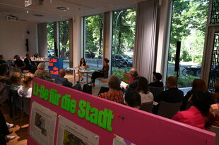 Eine Foto von Publikum und Podium bei dern Literaturtagen des ZfL