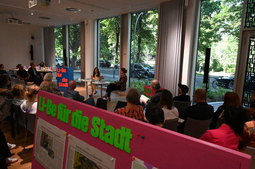 Eine Foto von Publikum und Podium bei dern Literaturtagen des ZfL