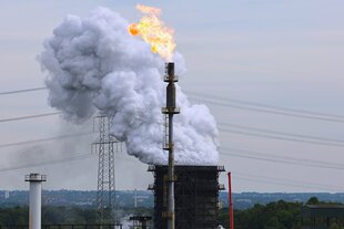 Industrieschornstein, aus dem Rauch aufsteigt