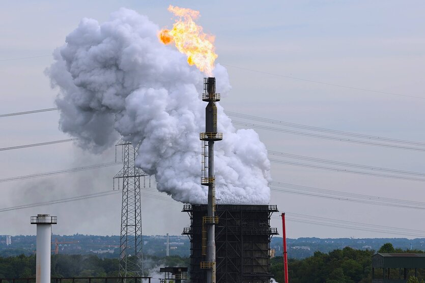 Industrieschornstein, aus dem Rauch aufsteigt