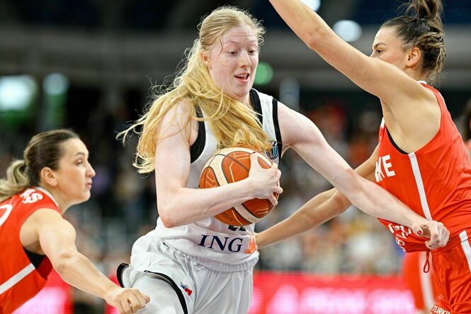 Eine Basketballerin setzt sich gegen zwei andere Spielerinnen durch