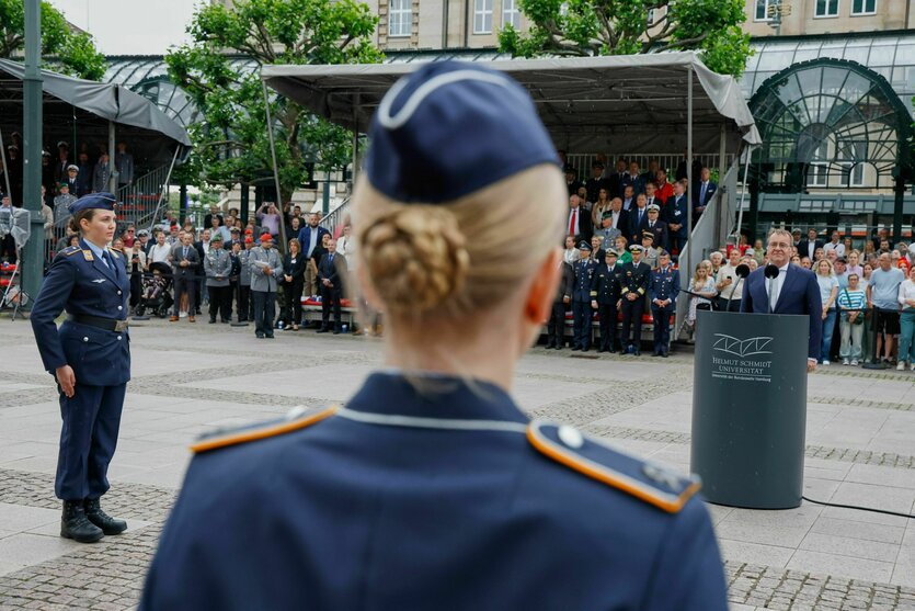Verteidigungsminister Boris Pistorius steht an einem Podium vor Publikum. Im Vordergrund und links sind Soldatinnen in Ausgehuniform zu sehen.