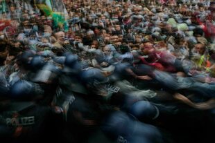 Polizeibeamte geraten während einer Demonstration zum Gedenken an den Nakba-Tag in Berlin mit Demonstranten aneinander.