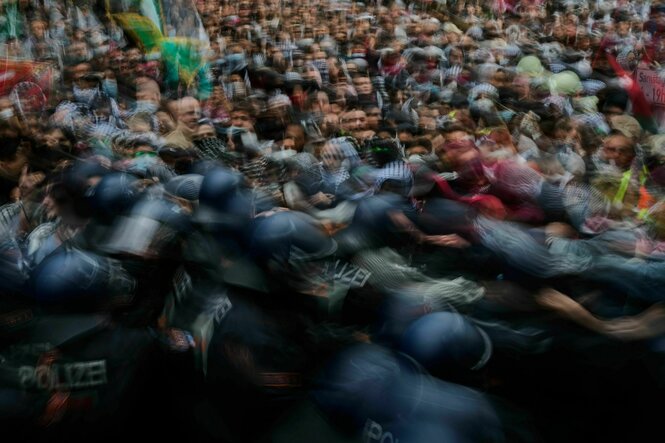 Polizeibeamte geraten während einer Demonstration zum Gedenken an den Nakba-Tag in Berlin mit Demonstranten aneinander.