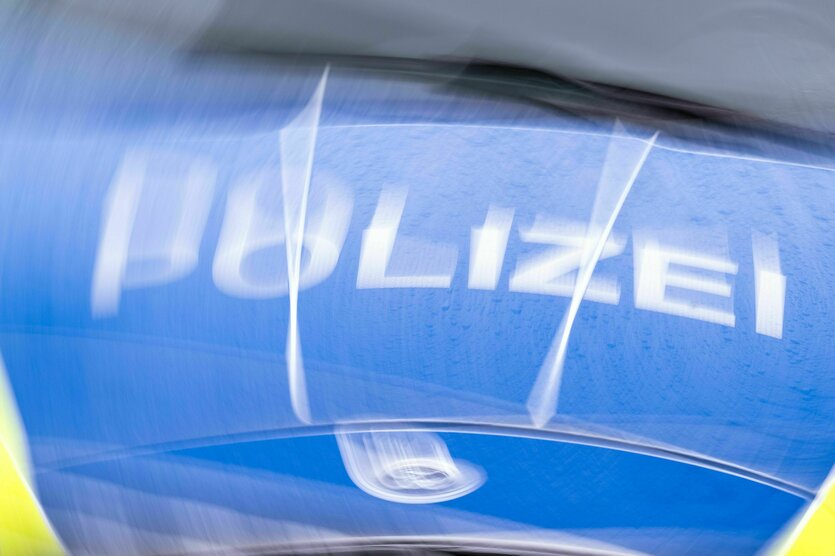 Der Schriftzug ?Polizei? auf der Kühlerhaube eines Autos.