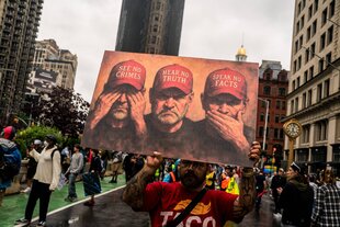 Ein Transparent auf einer Protestkundgebung am Samstag in New York: ?Sieh keine Verbrechen, höre keine Wahrheit, sprich keine Fakten aus!?