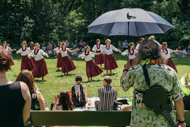 Hulu-Tänzerinnen bei einer Veranstaltung auf der Pfaueninsel in Berlin