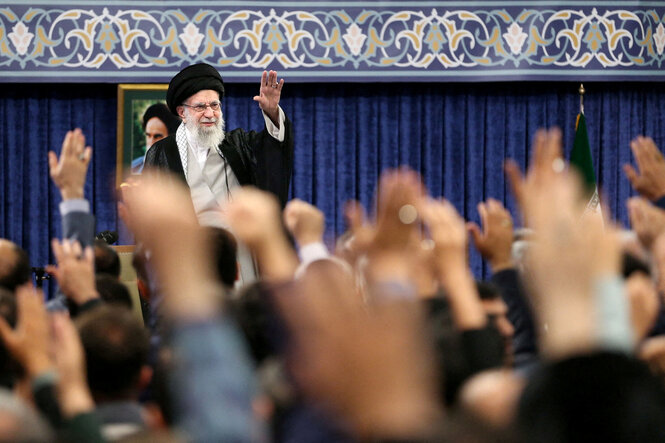 Der oberste Führer des Iran, Ayatollah Ali Khamenei, spricht während eines Treffens in Teheran.