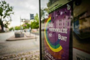Ein Plakat der Kundgebung «Bad Freienwalde ist bunt» hängt am Marktplatz von Bad Freienwalde