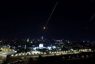 Jerusalem bei Nacht, darüber streift eine Rakete