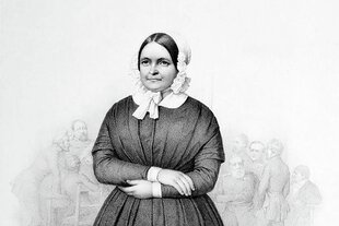Eine Lithographie, die eine mitttelalte Frau mit Kopftuch und verschränkten Armen zeigt.