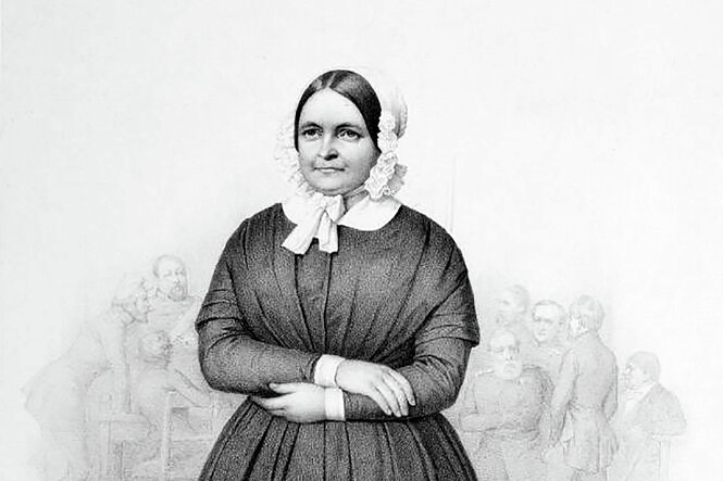Eine Lithographie, die eine mitttelalte Frau mit Kopftuch und verschränkten Armen zeigt.