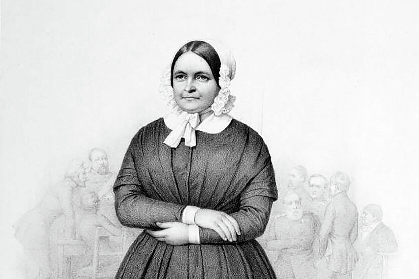 Eine Lithographie, die eine mitttelalte Frau mit Kopftuch und verschränkten Armen zeigt.