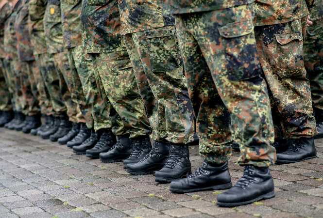 Zu sehen sind die Beine von Bundeswehrsoldaten in Uniform bei einer Aufstellung.