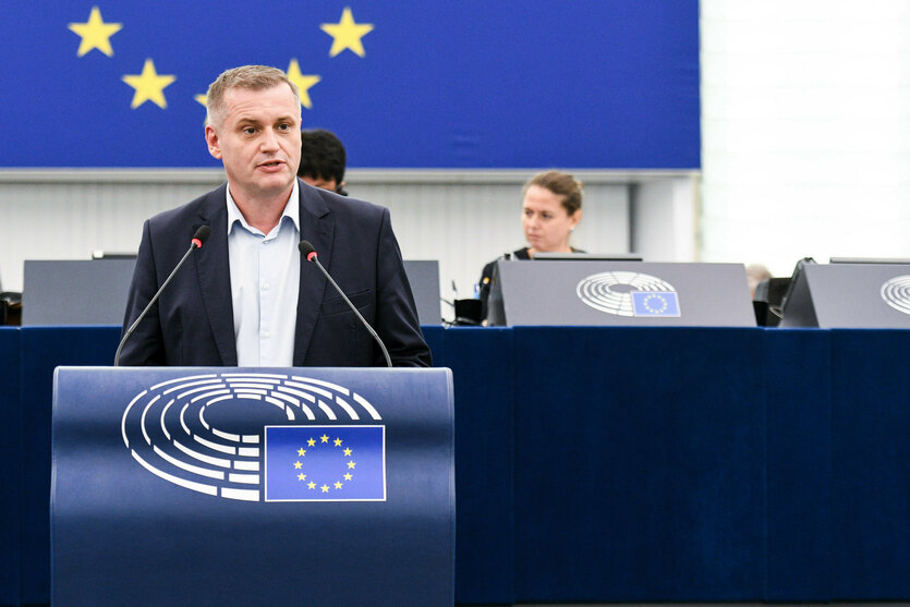 Der polnische Rechtsextremist Marcin Sypniewski spricht im EU-Parlament