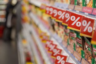 Rabattschilder im Supermarkt