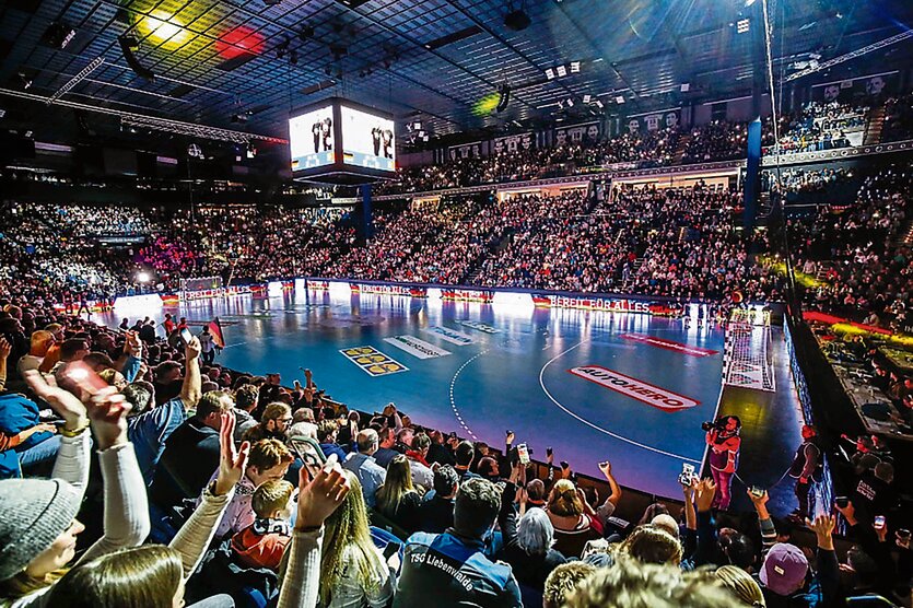 Die mit Menschen gefüllte Arena des THW Kiel bei einem Länderspiel.