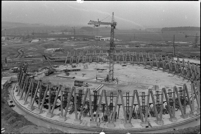 Blick auf eine Baustelle mit dem Rohbau eines Atomkraftwerkes