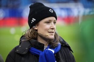 Anna Maria Stöcken steht mit Mütze und Schal in einem Stadion.