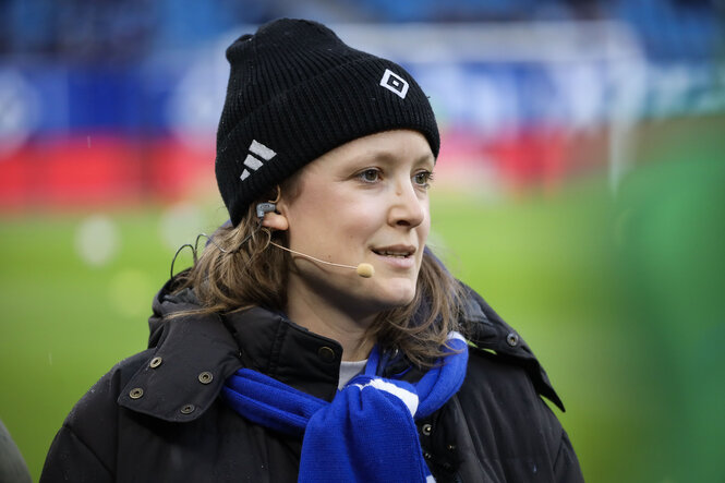 Anna Maria Stöcken steht mit Mütze und Schal in einem Stadion.