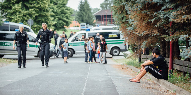 Polizei und Flüchtlinge vor der Unterkunft in Freital