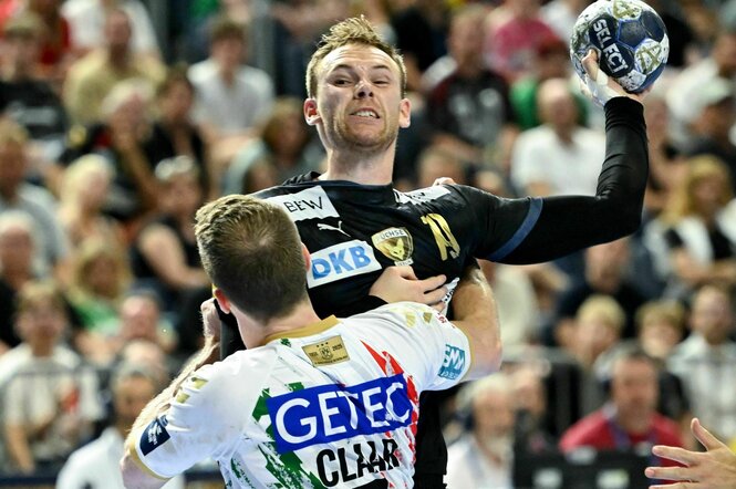 Markus Gidsel setzt zum Wurf an und wird von seinem gegenspieler aufgehalten