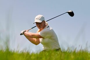 Golferin maja Stark schwingt ein Holz