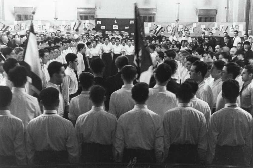Ein historisches Foto zeigt eine große Menschengruppe, die gemeinsam singt