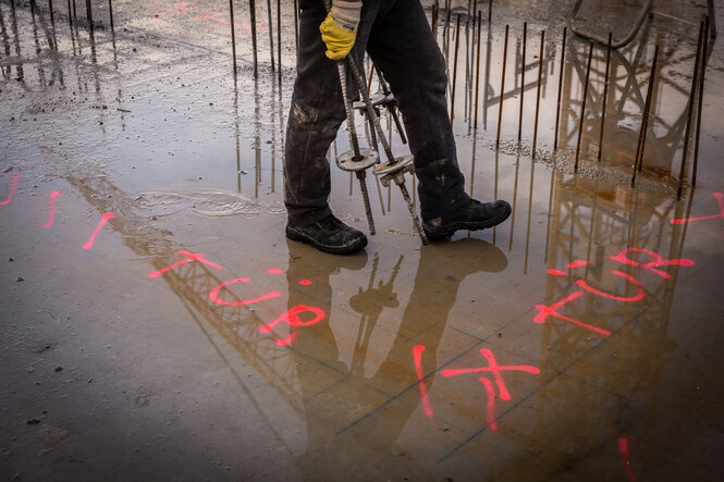 Eine Person auf einer Baustelle