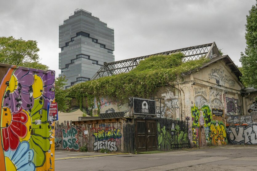 Haus auf dem RAW-Gelände, im Hintergrund der Amazon-Tower