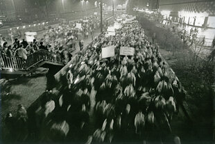 Ein Protestzug zieht eine lange Straße entlang