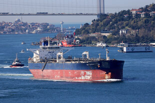 Ein Tanker auf dem Bosporus