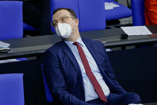 Jens Spahn trägt eine FFP2-Maske und sitzt auf der Regierungsbank im Bundestag