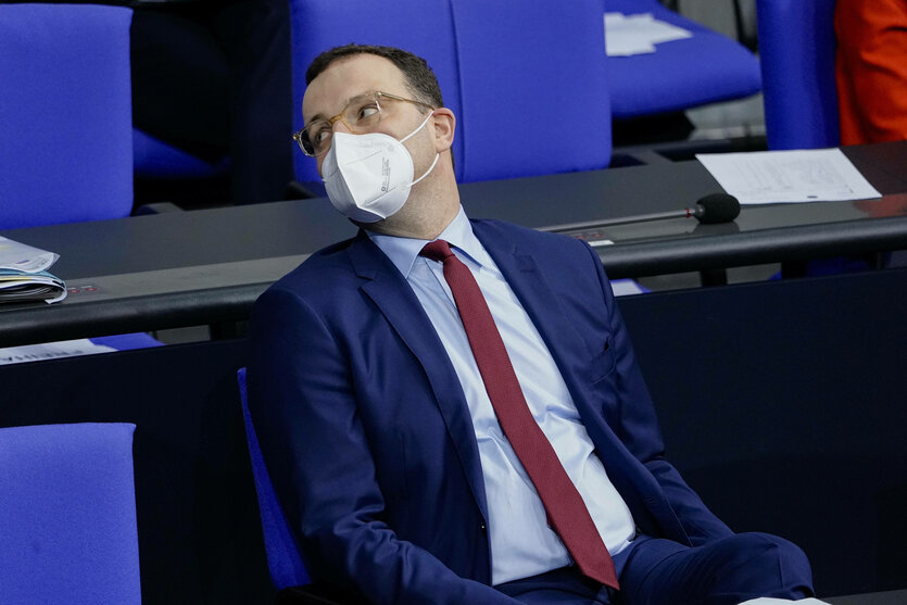 Jens Spahn trägt eine FFP2-Maske und sitzt auf der Regierungsbank im Bundestag