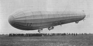 Eine mehr als 100 Jahre alte Schwarz-Weiß-Aufnahme eines Zeppelins